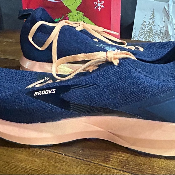 EXCELLENT CONDITION, Women’s Brooks size 11, smoke free home - Picture 4 of 5